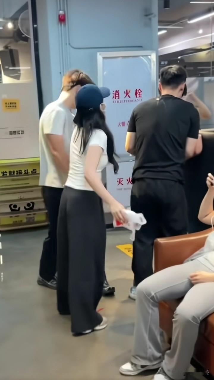 厦门超鹿男教练被2名女学员扇耳光，据称，该教练与多名女学员存在情感纠纷。从视