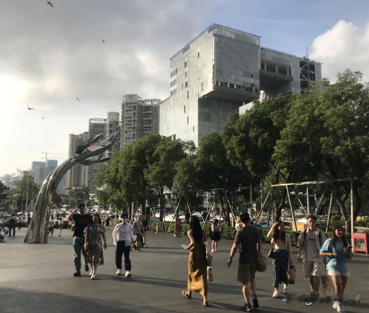 放眼整个深圳，宝安中心不愧是市政配套完善度、集中度排名第一的区域。黄裙女孩，长发