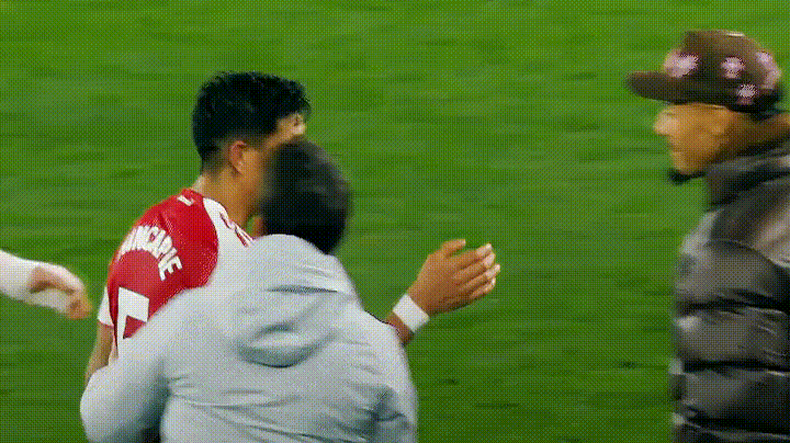 赛后加布里埃尔、萨利巴和因卡皮耶庆祝赢球阿森纳2比0布伦特福德英超联赛阿森纳