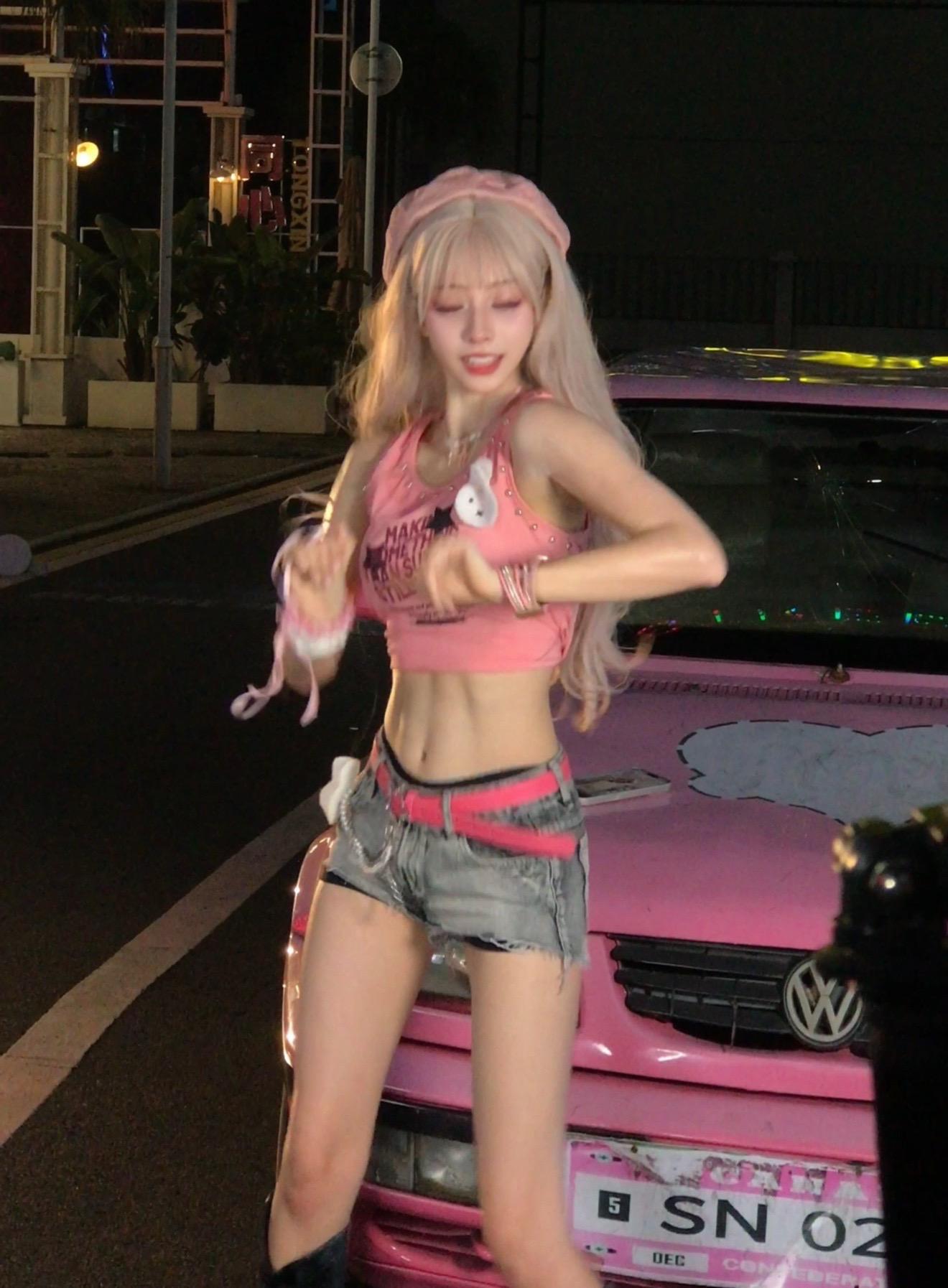 看看腹肌。