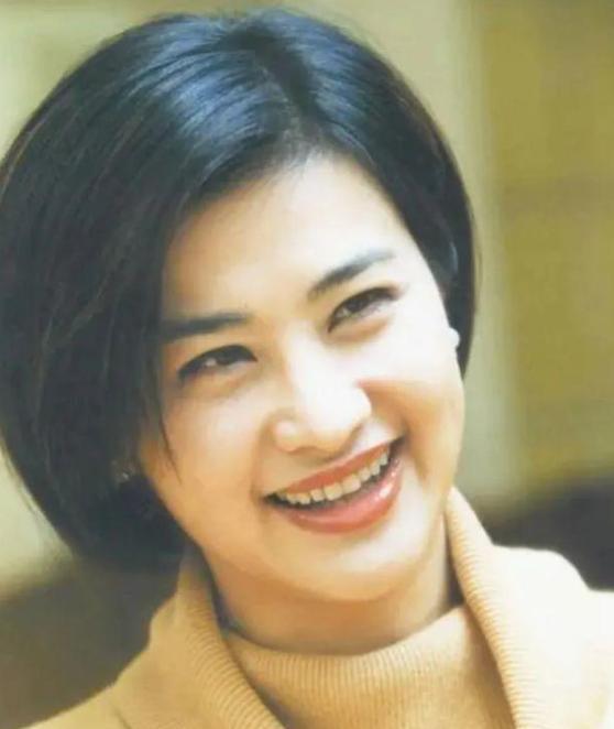 2000年，知名主持人吴小莉来到浙江，见到了自己同父异母的哥哥，她见哥哥家徒四壁