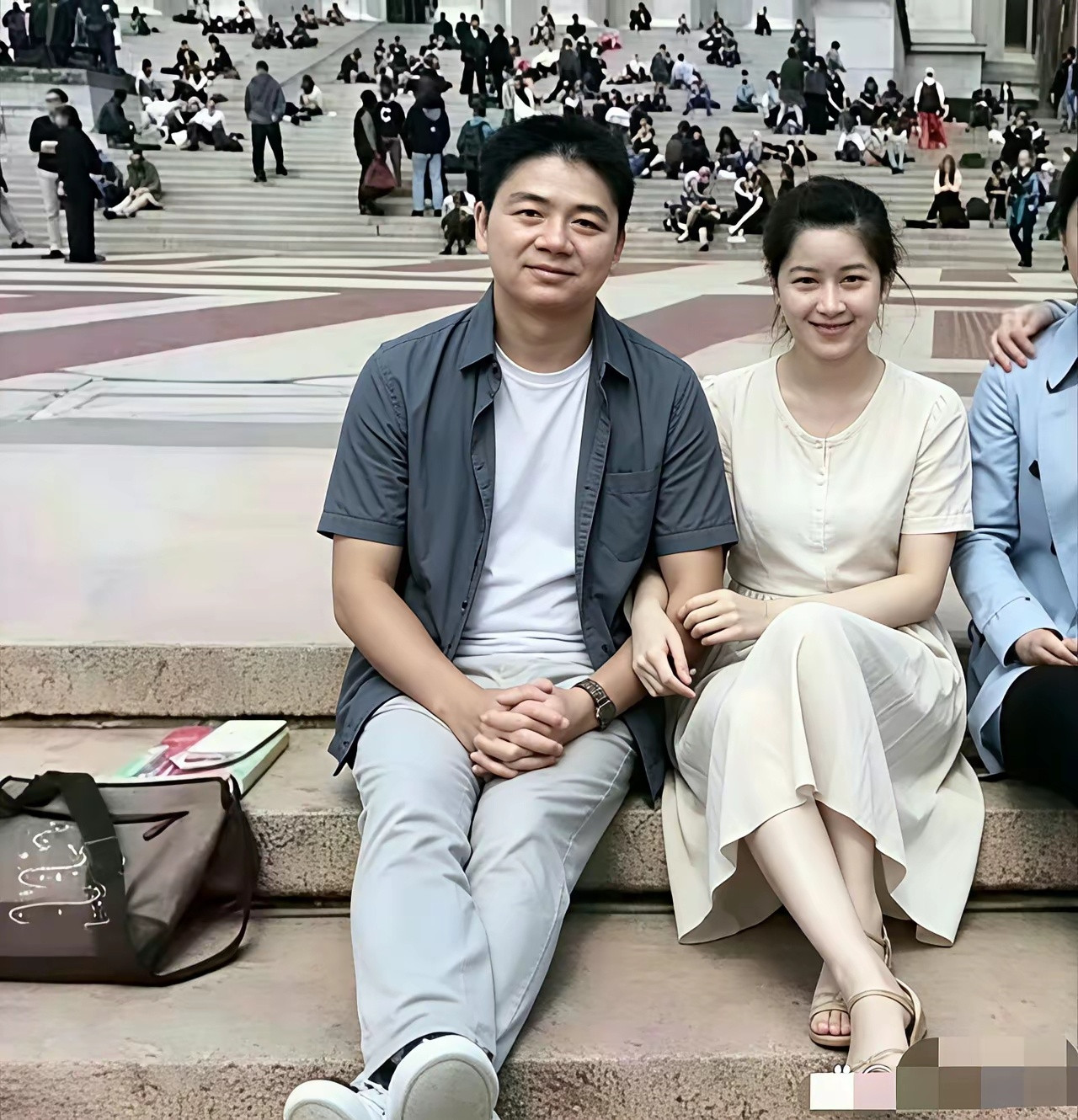 这张照片时京东集团老板刘强东和奶茶妹妹章泽天，在哥伦比亚大学留学时拍摄，拍摄时间是2013年，当时刘