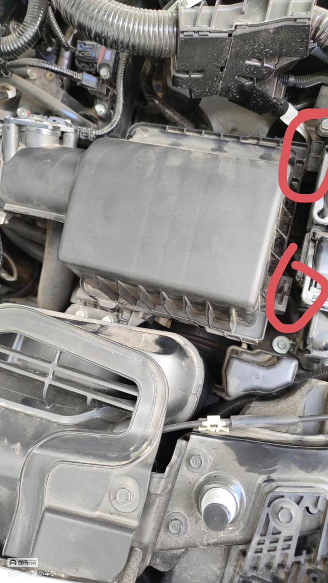 十一代思域空气滤芯好难换你们都是怎么自己换空气滤芯，左边的两个金属卡扣开了，一