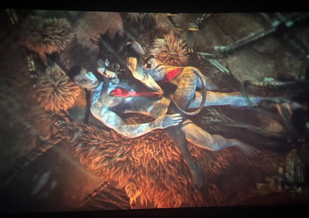 这回说到《阿凡达3》，影院里一片黑，屏幕上那些画面剪得干净利落，大祭司塞药那一秒