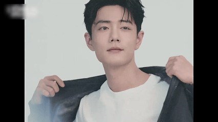 肖战下颚线也有代言了品牌眼光太绝！肖战的下颚线堪称“轮廓天花板”，清晰紧实的线