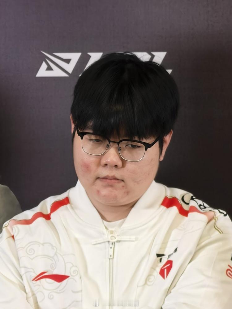 这是打自闭了？369赛后群访保持一个姿势直到结束2025LPL第二赛段淘汰赛，T