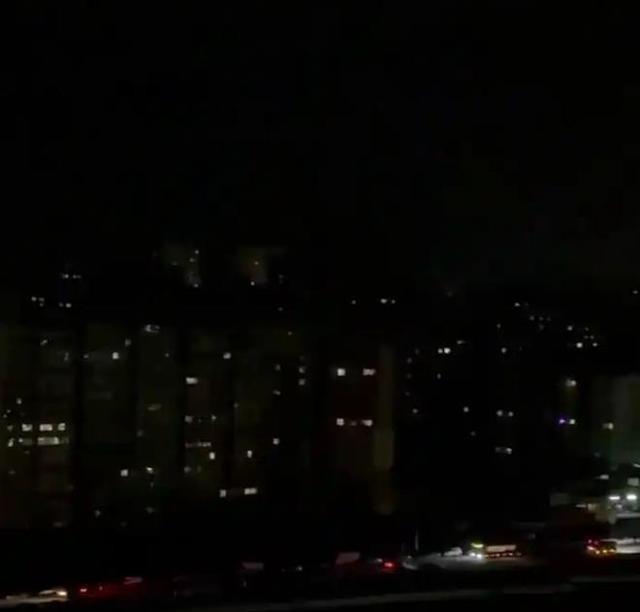 300万人的首都，竟打成一片漆黑！基辅被打到近乎全黑，300万人的首都，正慢慢成