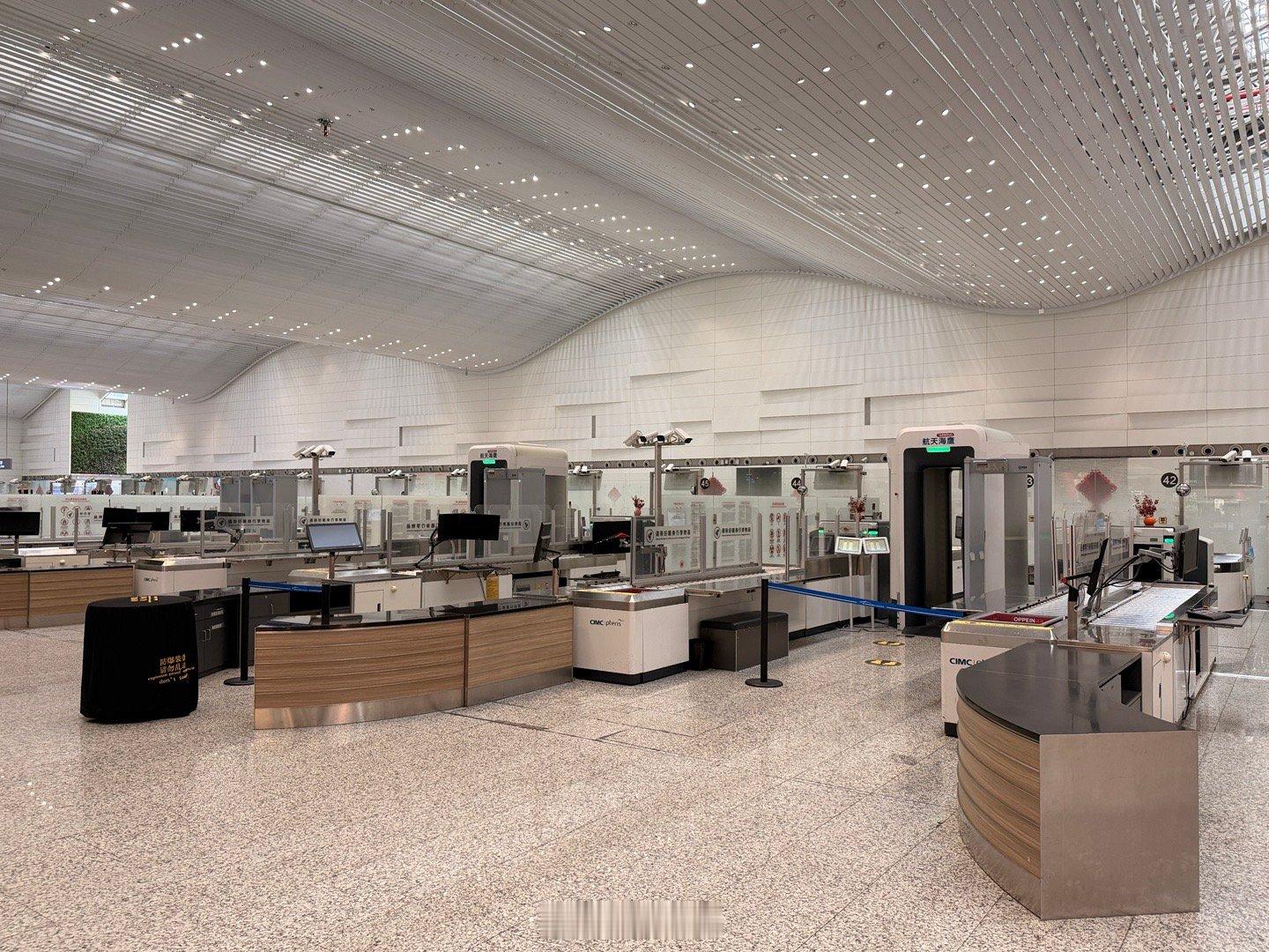 每次过安检，我都非常好奇，这台昂贵的全身扫描安检机，总是处于开启的状态，却一次都