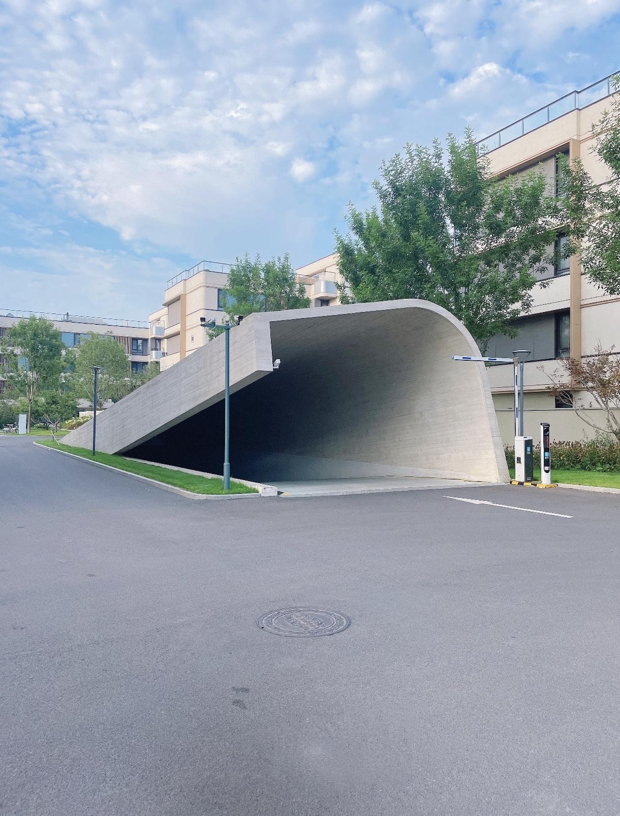 酷，但是大雨就不能跟常规的那样围上挡板放上沙包挡水了。混凝土造型比玻璃+龙骨