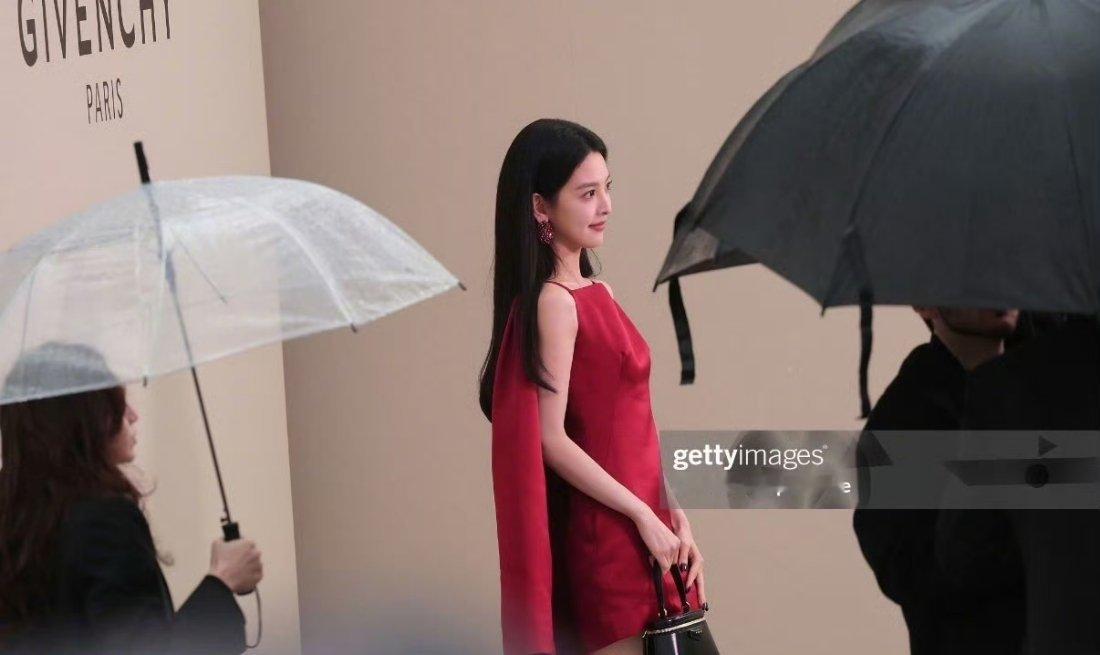 啊啊啊啊好美章若楠来闪耀巴黎了！美晕了～帅晕了～[抱抱][抱抱]