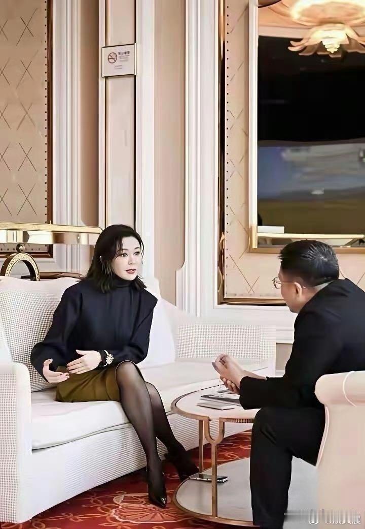 关之琳已经63岁，状态却宛如23岁少女，搭配黑丝袜依旧风情貌美。