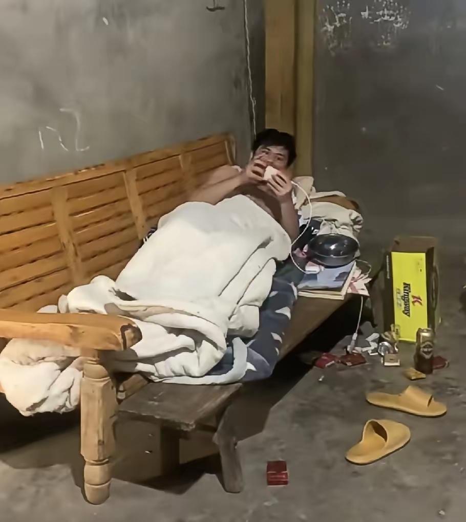 40岁男子，就这么每天在家躺着，大门不出，小门不迈，急坏了70多岁的老母亲。​