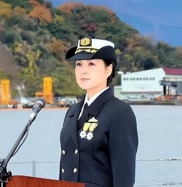 大谷三穗，日本海上自卫队第一位神盾舰女舰长，手里攥着“妙高”号近万吨的宙斯盾系统，2016年指挥“山