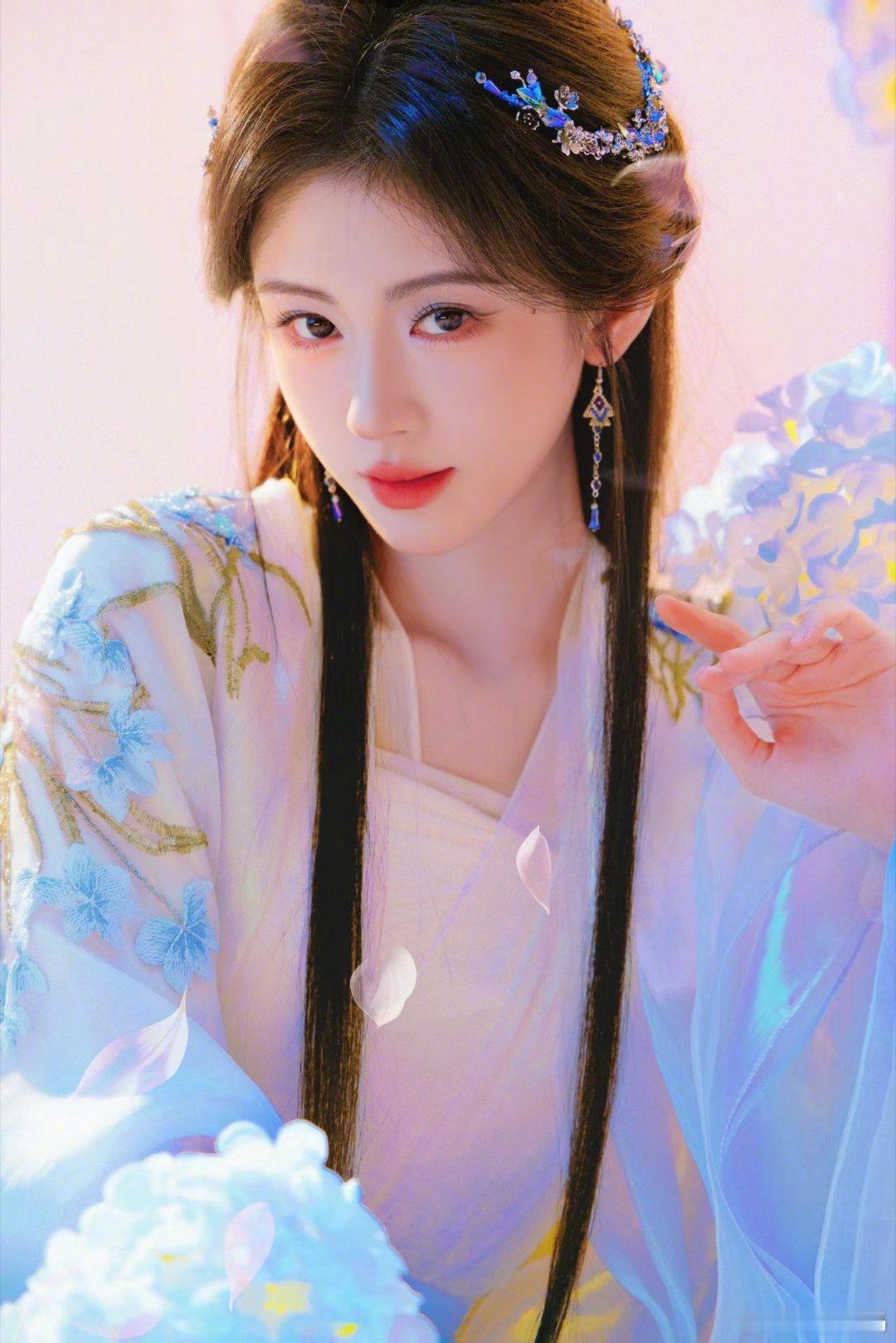 鞠婧祎出片的审美每次都很绝……感觉这套不久也会马上火起来月鳞绮纪露芜衣