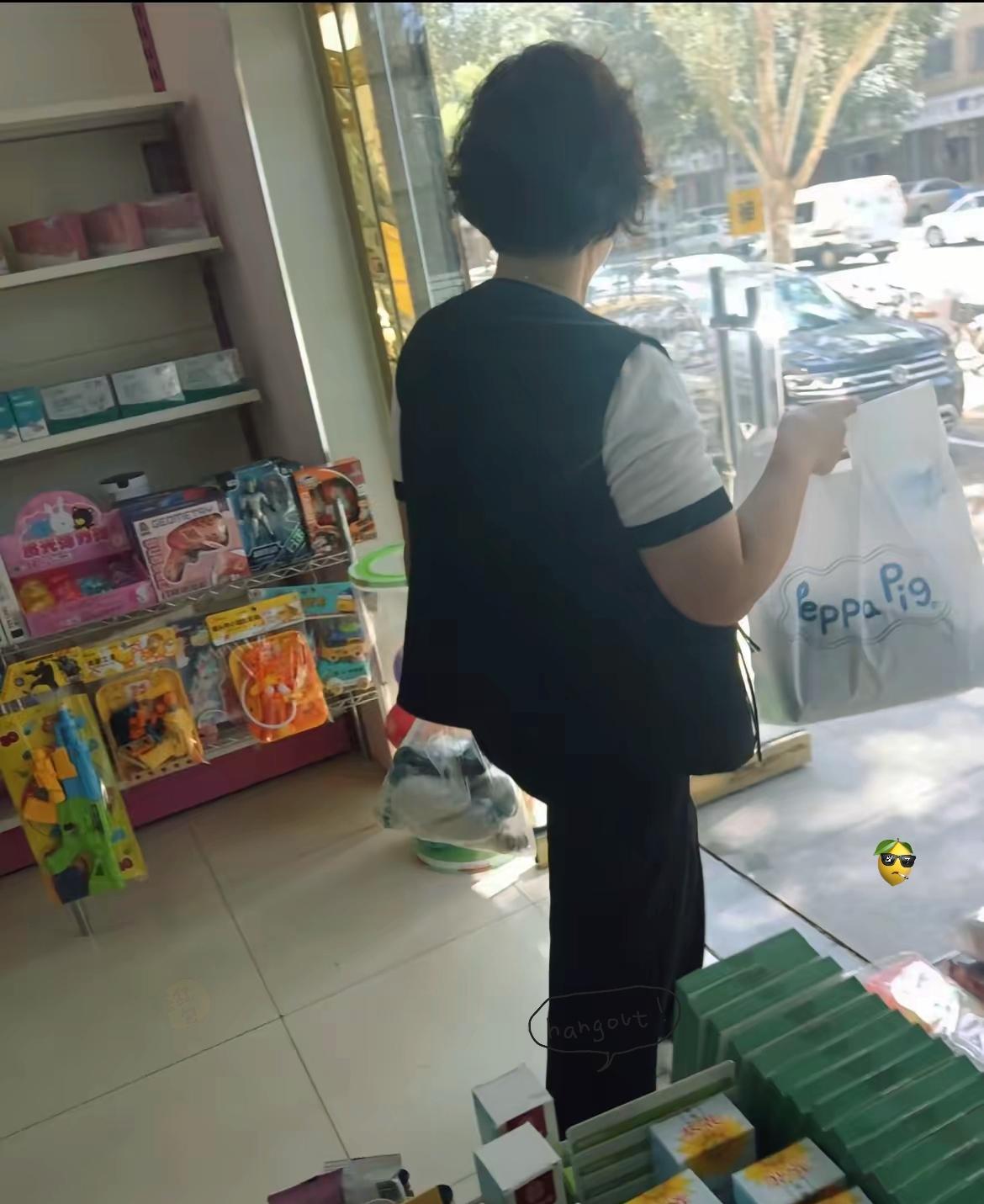 刚在网上瞅见个事儿，简直把我笑岔气了。一大妈和大爷跳广场舞跳得口渴，就去小卖部买