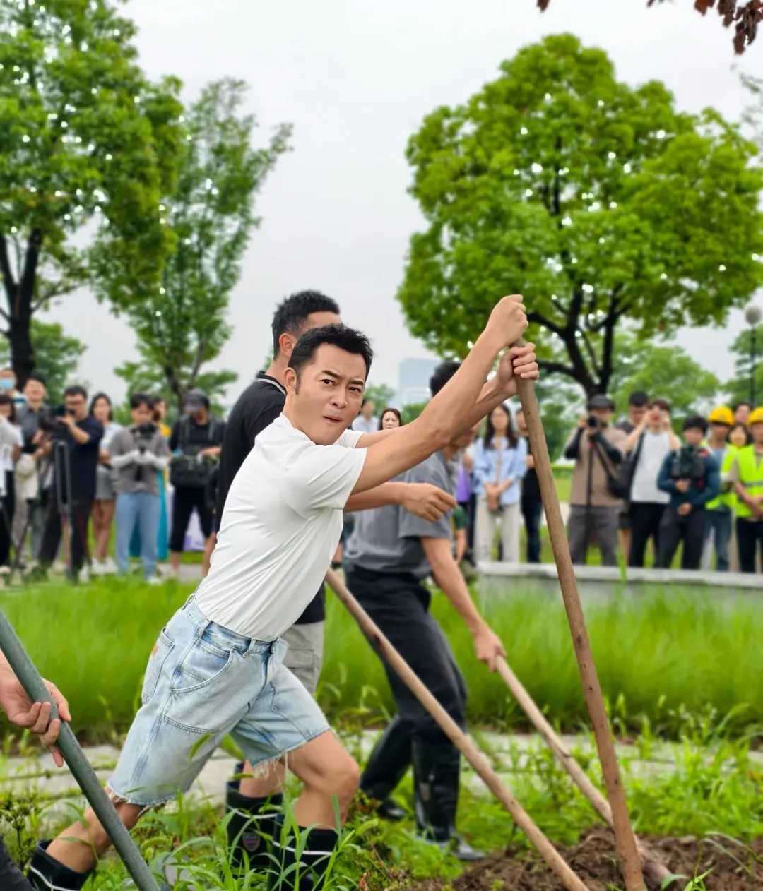 演员就是演员，人前不干一件正经事！干活的姿势看着就别愣，沙溢是左撇子吗？使用油锯