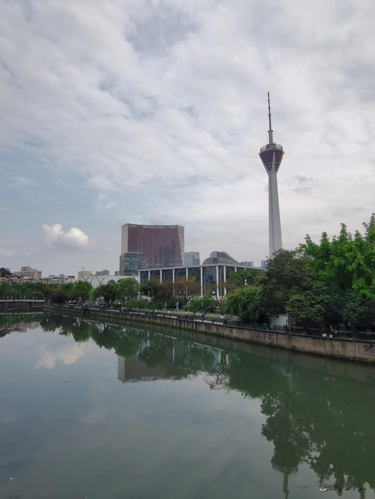 成华公园闲游成华公园坐落于成都市成华区猛追湾街22号，以“城市中的田野，都市