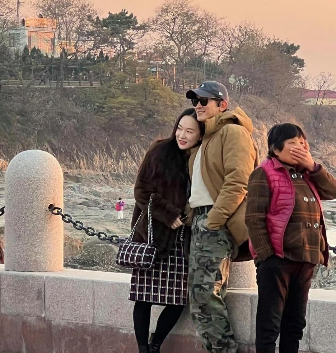 45岁霍思燕和老公杜江现身青岛街头，夫妻俩在湖边看日落，看起来好甜蜜！杜江真的太