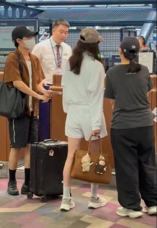 宋佳也逃不过labubu的魅力