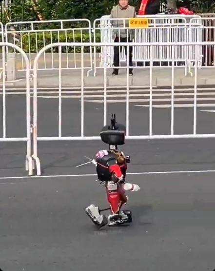 北京机器人马拉松的最后一名姗姗来迟。某种角度看它其实是第一名，用网友们的话来