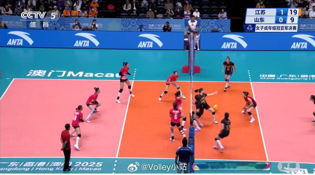 女排决赛，江苏女排2比0山东女排（25-1525-13）山东女排被张常宁发球轮