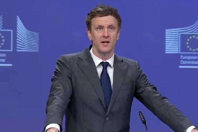 中国对欧盟乳制品出手后，12月23日，欧盟委员会发言人吉尔对媒体说:“我们的评估