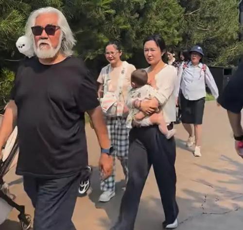 围观群众说，那天在环球影城，真是开了眼界。张纪中这老爷子，平时镜头前多温柔啊，怎