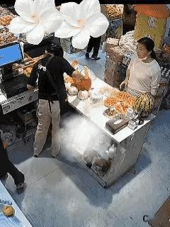 无理取闹！湖南长沙，一女子到水果店里买水果时，要求店员给她把橙子切开，然而因为嫌