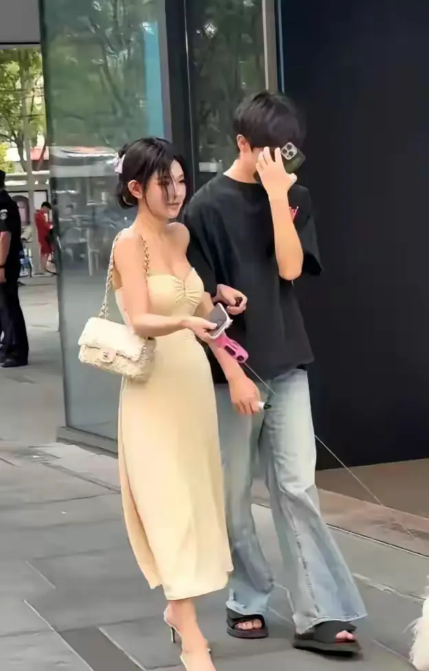 这男的是怕被其他女朋友认出来吗？