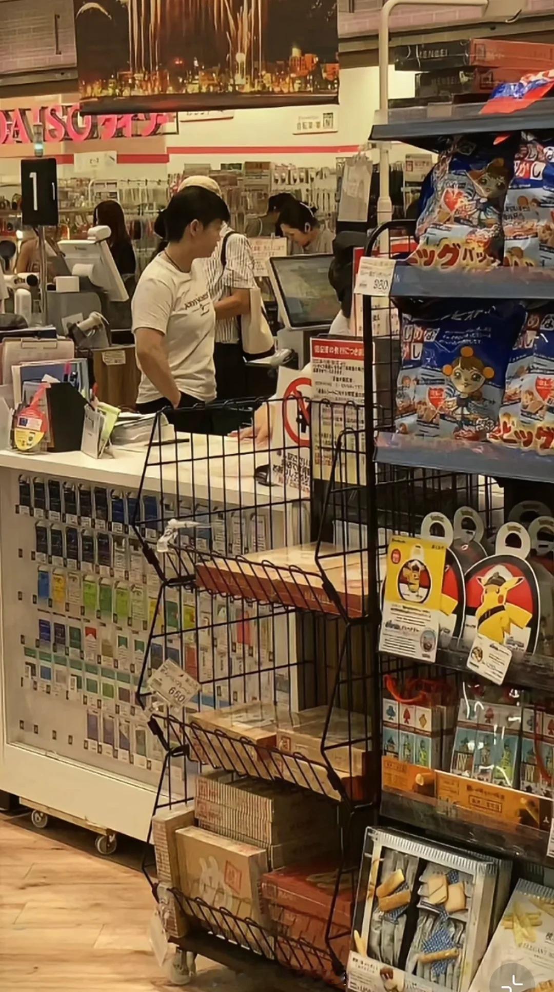 孙颖莎逛超市网友偶遇孙颖莎横滨逛超市（帅哥你1804）​​​