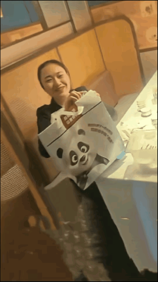 这事儿真让人心里一暖！北京一个外卖小哥，有天晚上送外卖，正赶上晚高峰店里忙得热火