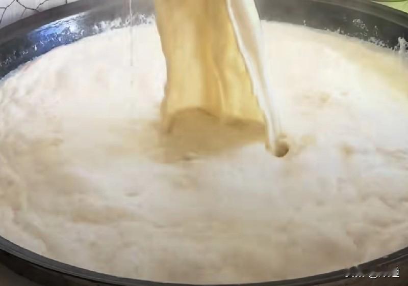 昨晚和我妈通话，我妈说今天想做豆腐，发现家里卤水不够了。她就给我哥打电话，我哥还