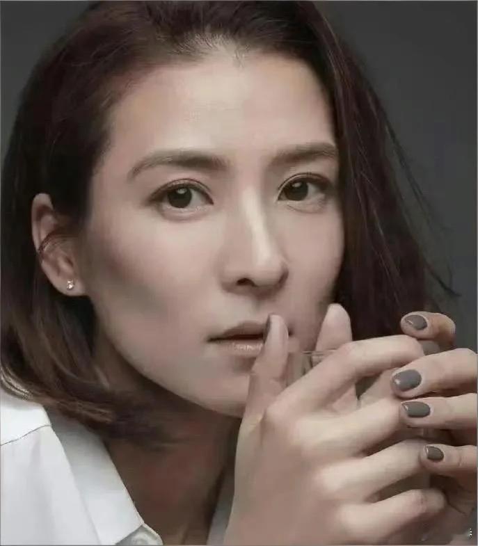 这才叫真正的女扮男装，完全没把观众当傻子英气十足