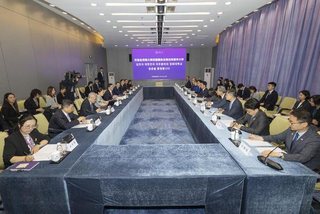 同一天，韩国总理在北京谈合作，总统在延坪岛端起了机枪。6月24日，于大连举办的