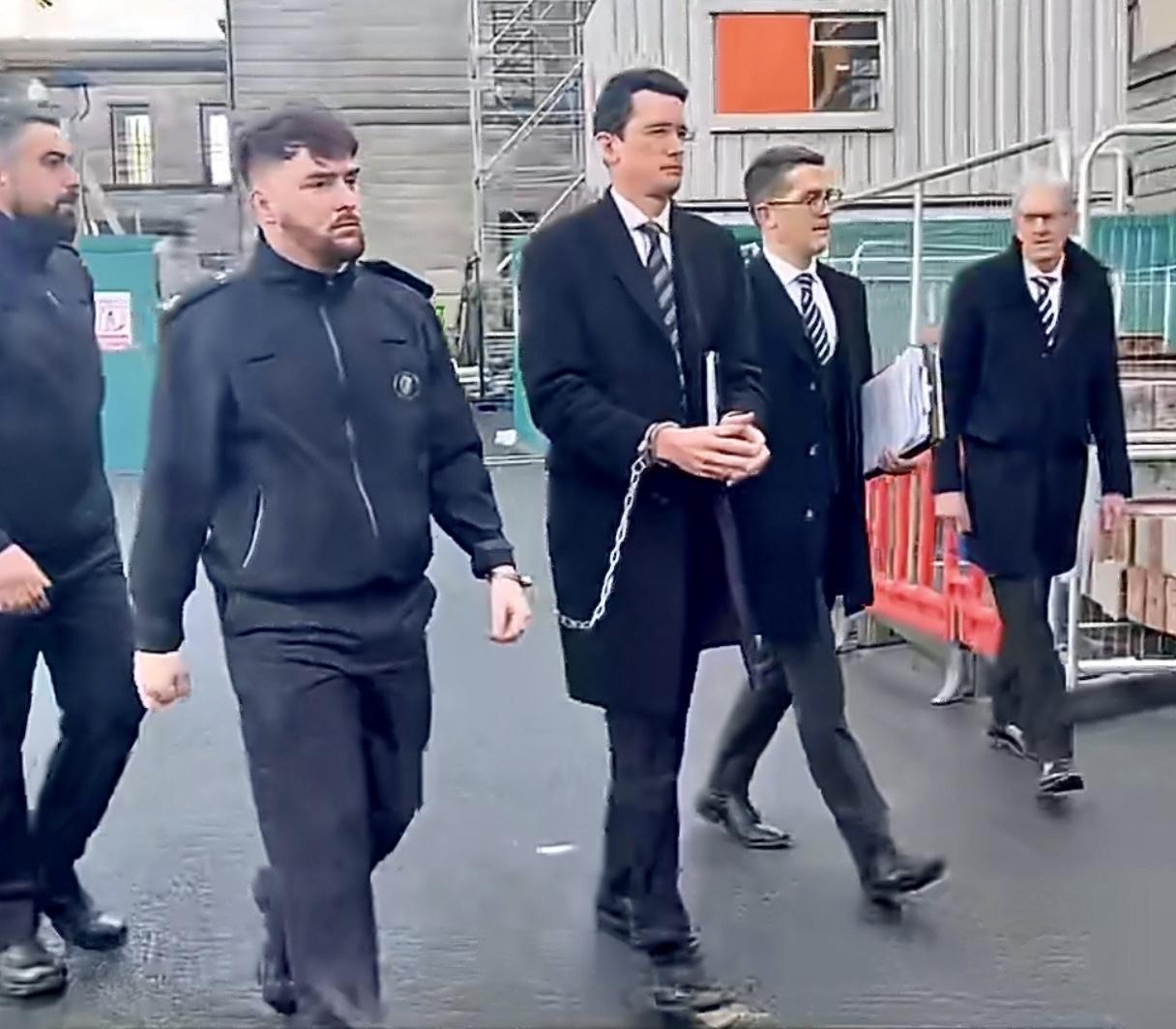 爱尔兰一位高中教师先是被学校解雇，又被监禁九个月，连银行卡里的资金都被清零，原因