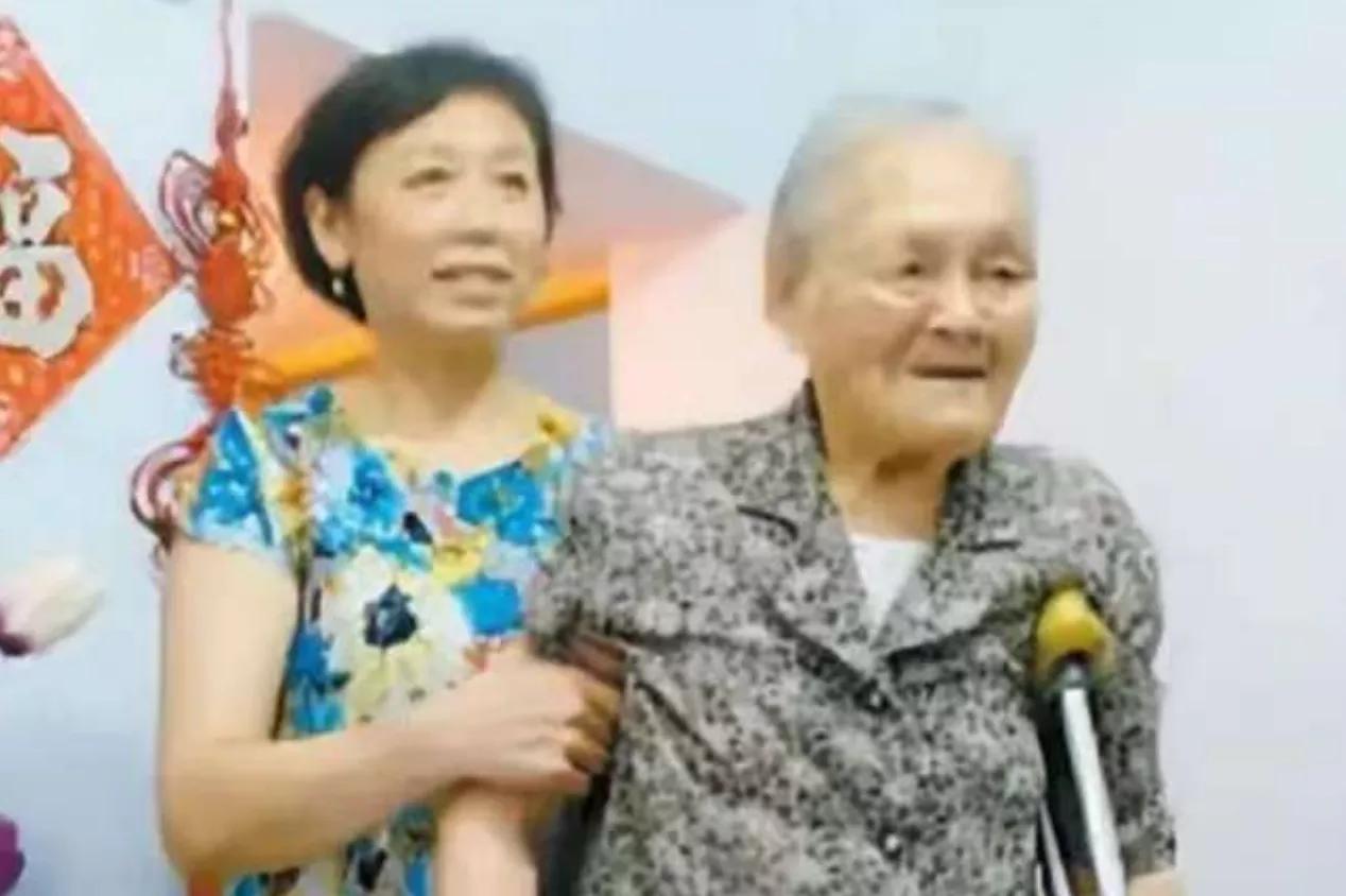 1966年，一对干部夫妻被带走，临走前把6个孩子托付给给47岁的保姆高玉清，10