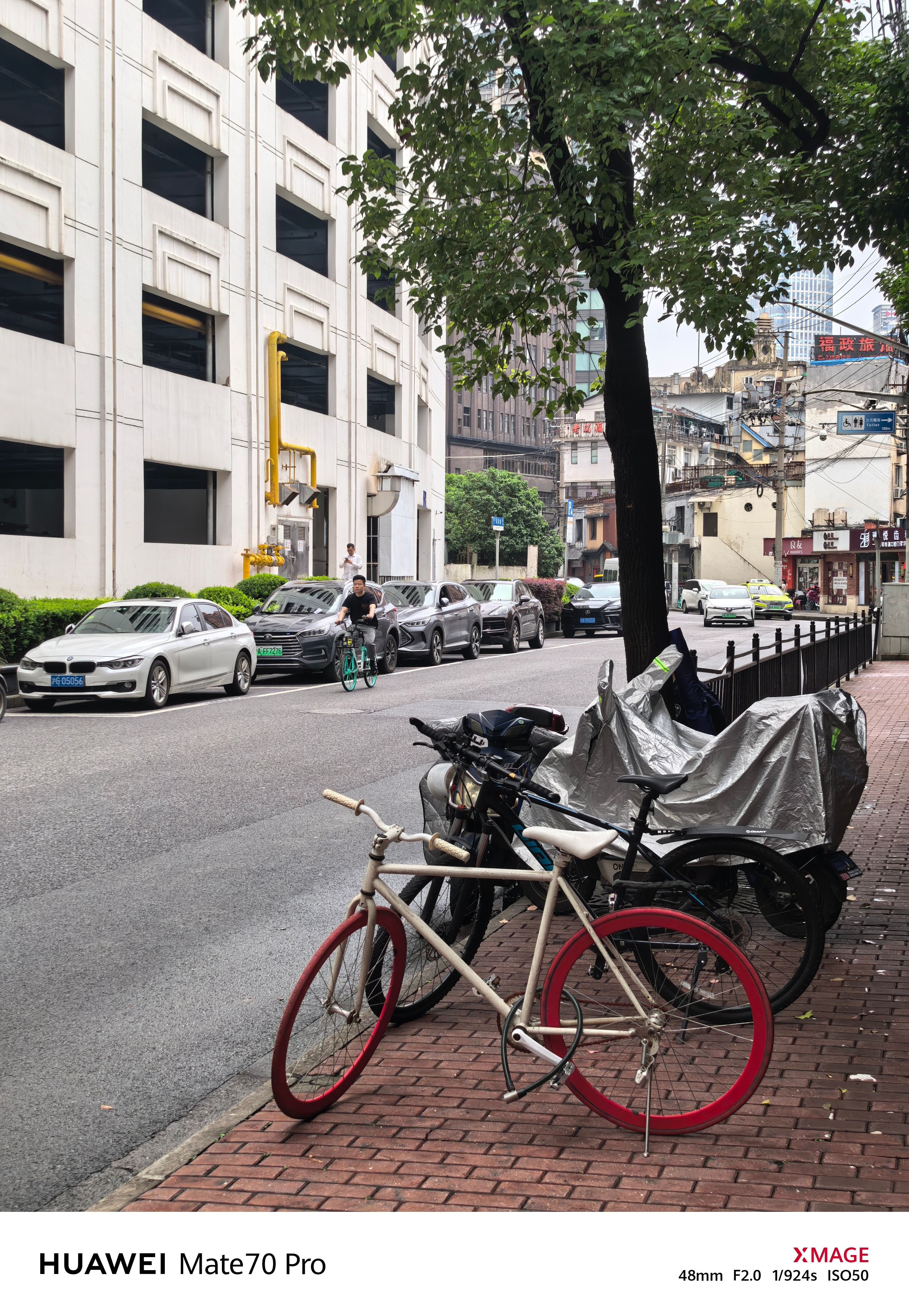 中午约了大学同学吃饭，他也来上海出差，真的是巧了哈哈。我查了打车过去和坐地铁过去