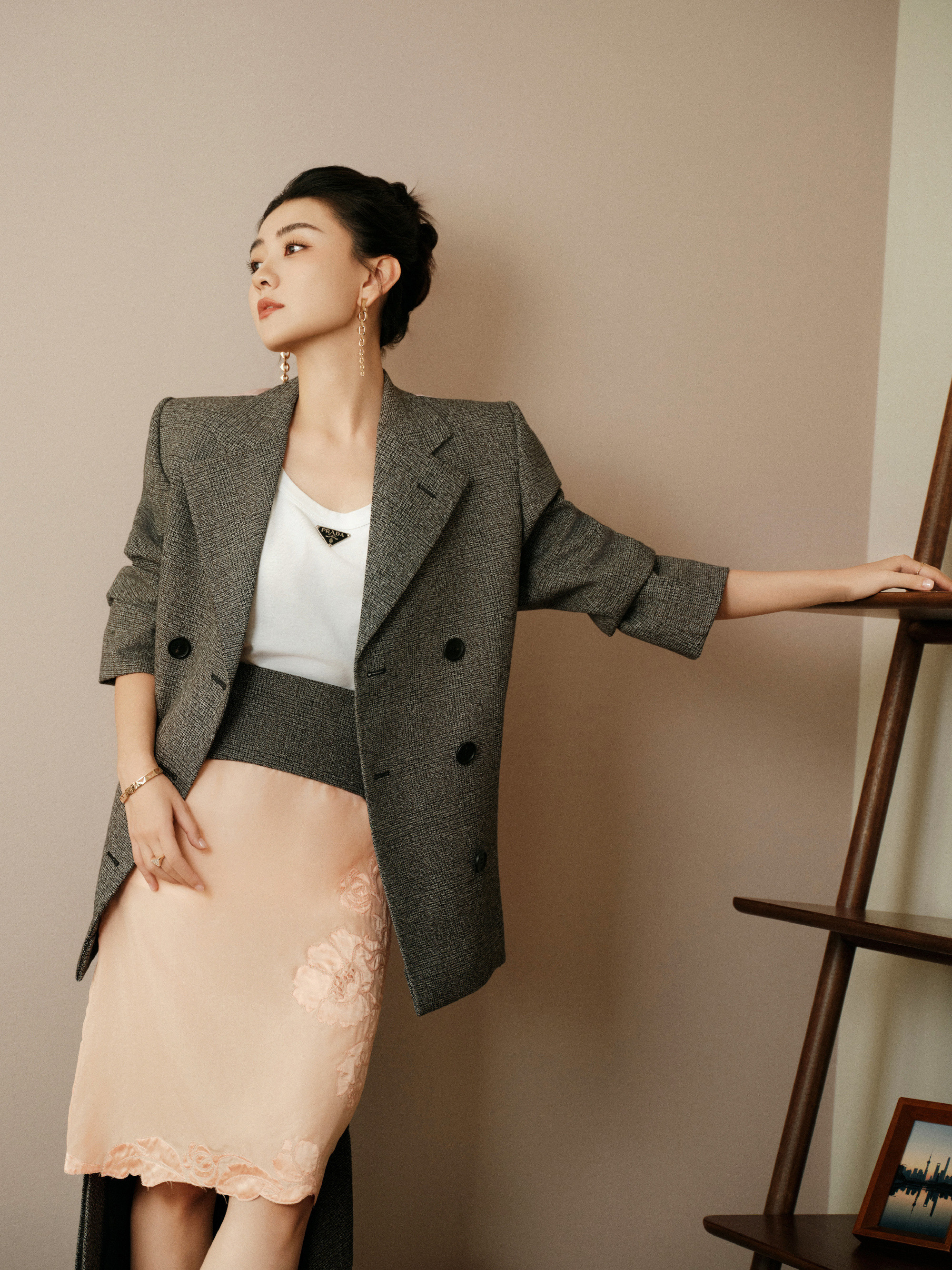 梁洁精致大片：灰色西装下的神秘，粉色裙摆间的温柔。梁洁little