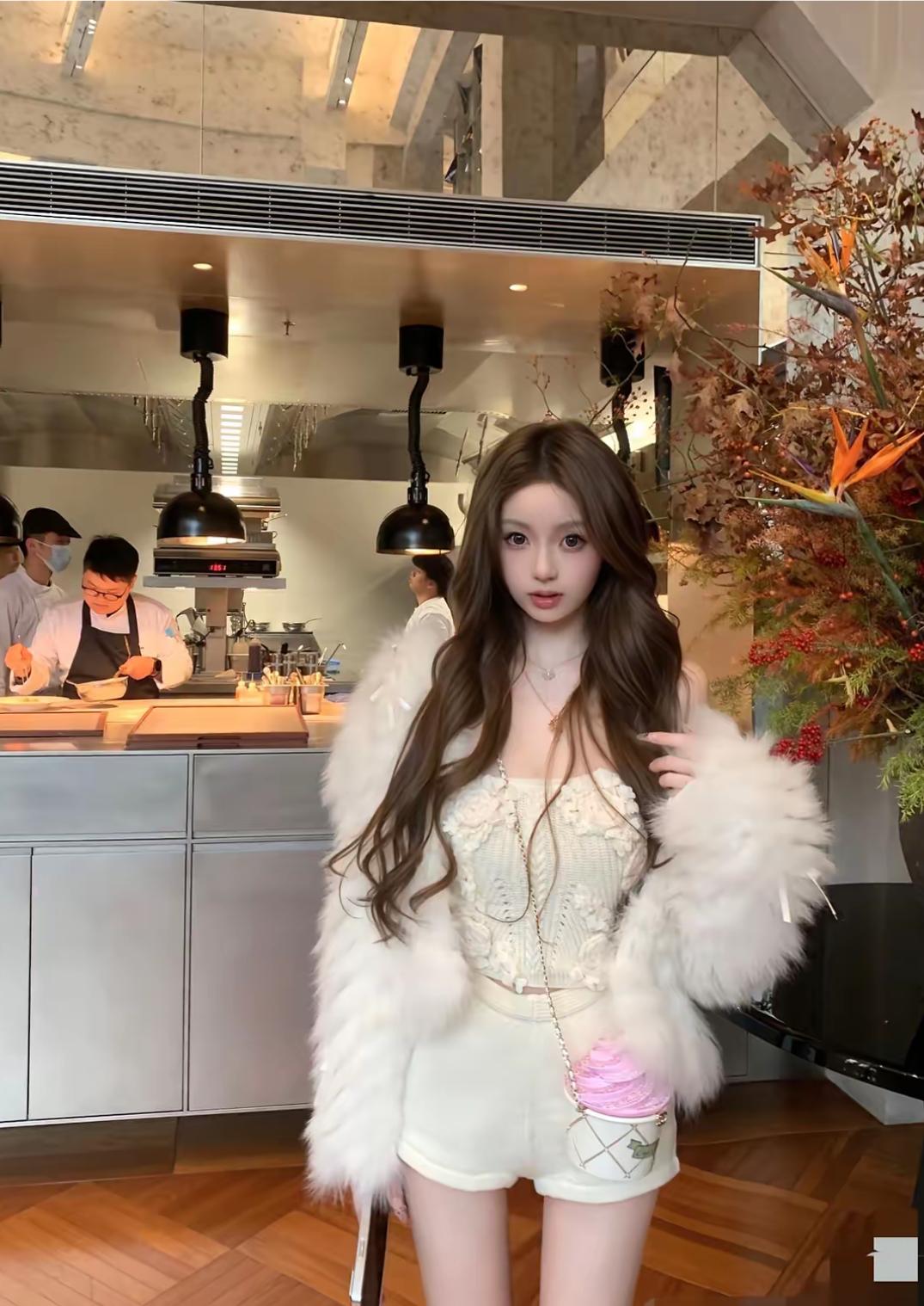 王思聪很依恋懒懒，不是没理由，懒懒好漂亮，皮肤好白，气质好，身材曲线感很强，打扮