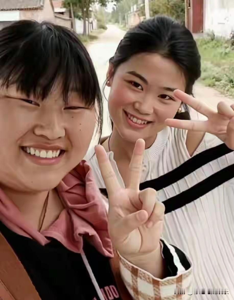 这是大衣哥女儿与儿媳妇陈萌合影，终于get到了陈萌的颜值，陈萌眼睛大改善了大衣哥