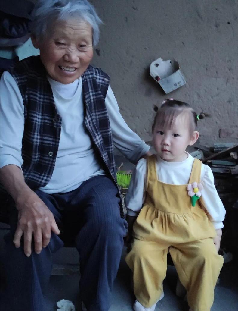 有位68岁的老爷子，昨天给孙子2万，给外孙女2万，每年开学前都这么给