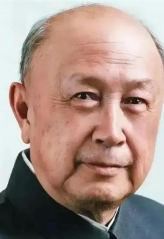 1964年，钱学森回家吃饭，夹起一块红烧肉，突然惊呼：“别吃，拿去化验！”，谁知