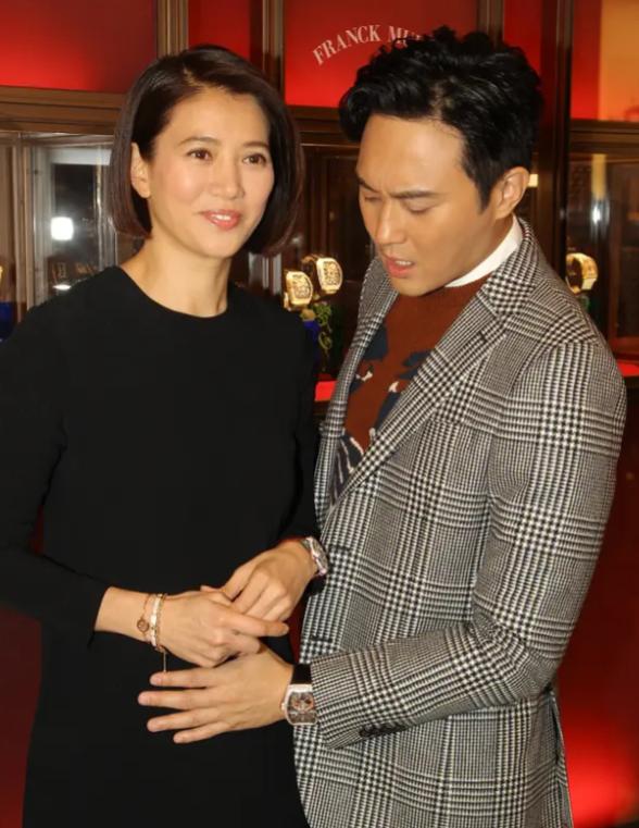 主持人问袁咏仪:“你和张智霖站在一起看着身高几乎齐平，你身高多少？”袁咏仪说:“