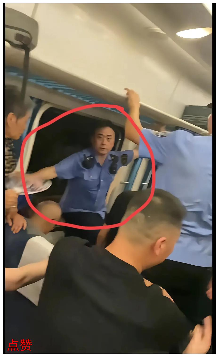 列车员用身体挡住砸开的车窗，这个举动引发了很多讨论。有人说他死板，有人说他无