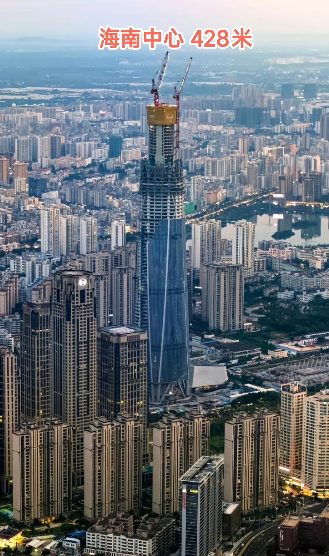 经过不懈的努力，海口市428米高的摩天高楼终于快竣工了，待到这个摩天高楼建成后国