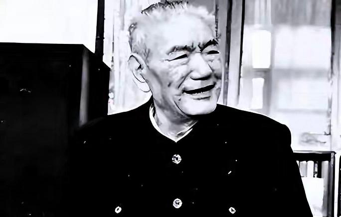 1982年，开国少将尤太忠视察部队，见一副团长好生眼熟，暗骂一句：“大事不好！”