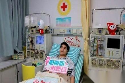 2026年第一天，你在干嘛？这个22岁的华东理工大学研究生，躺在医院，手臂连着