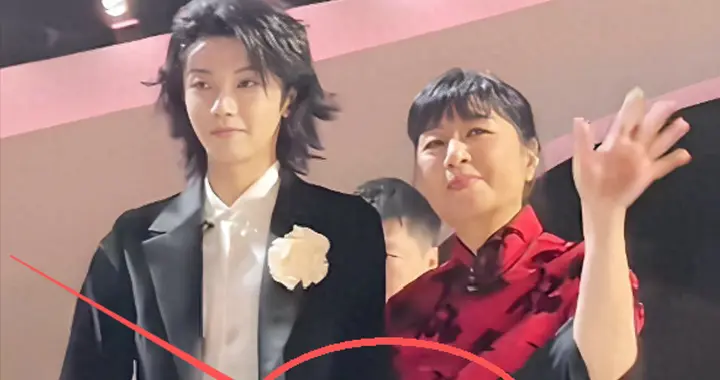 殷秀梅华晨宇牵手同框仅1天, 恶心事发生, 原来她和陈坤处境一样