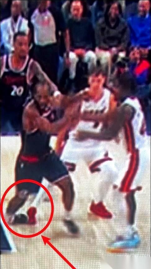 都别吵了，排队给伦纳德道个歉吧。我反正先来，对不起，卡子哥。搞半天，人家脚踝