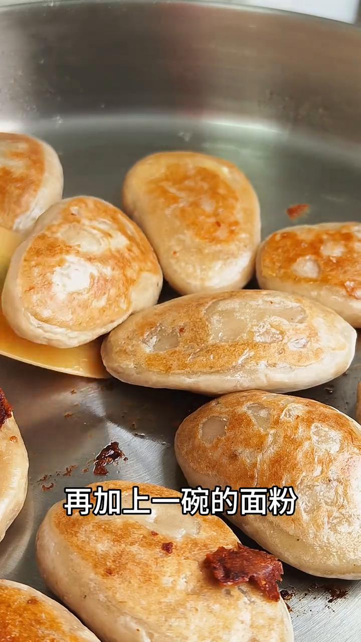 香蕉糯米饼。·把两个香蕉放在大碗里直接压成泥，再加上一碗的面粉，出锅。就是大人